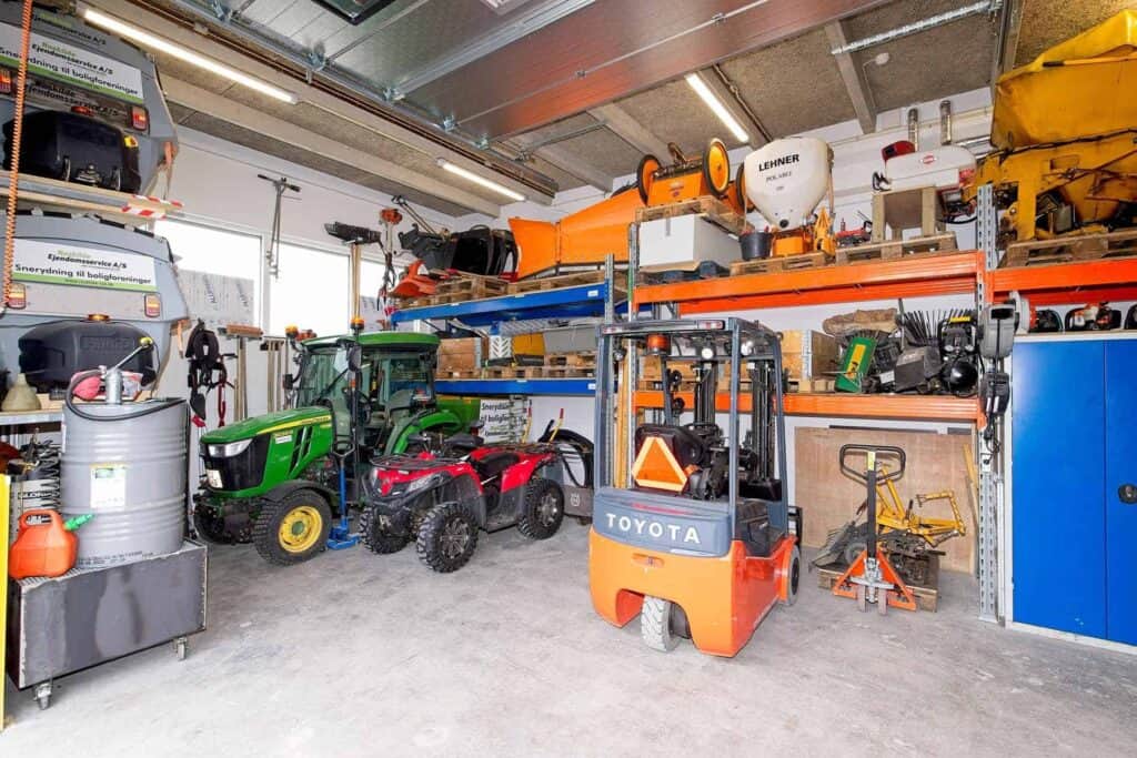 Materialer opbevaret i lagerlokale