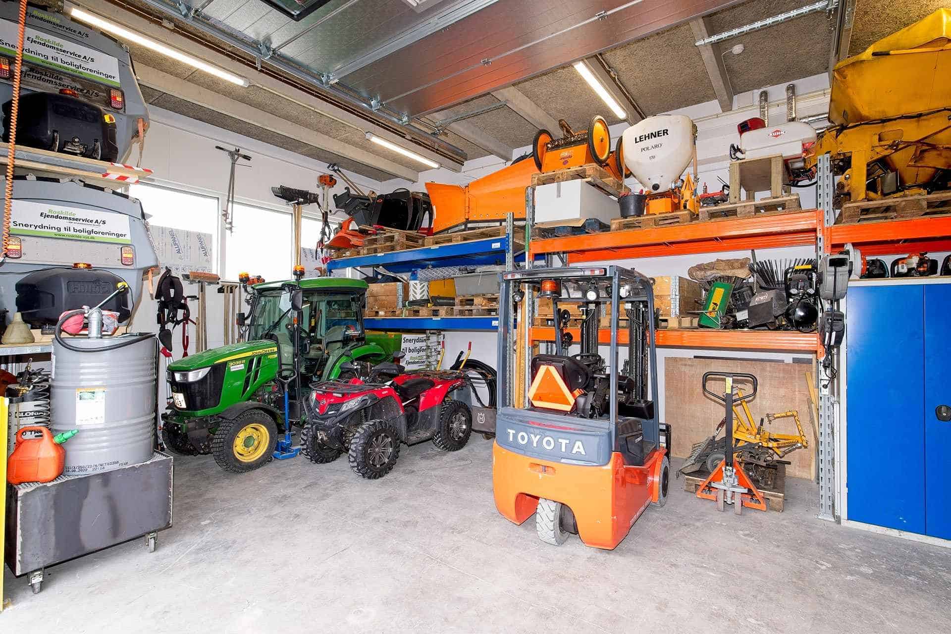 Materialer opbevaret i lagerlokale