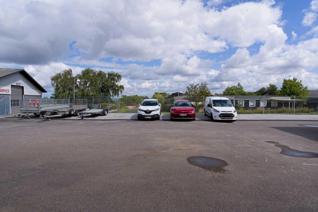 Parkeringsplads, der hænger sammen med kontor og lagerlokaler