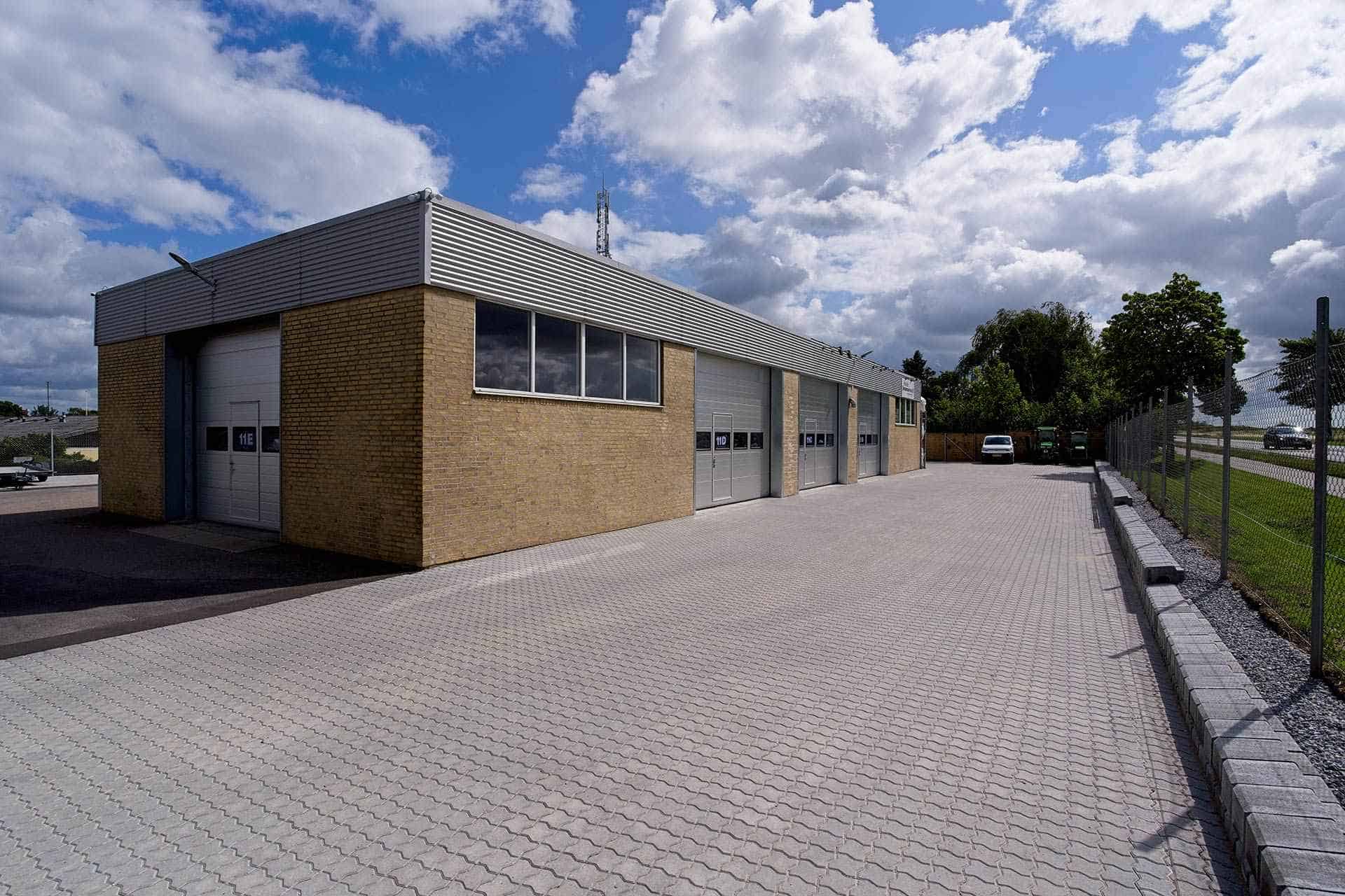 P-plads ved lagerbygning i Roskilde