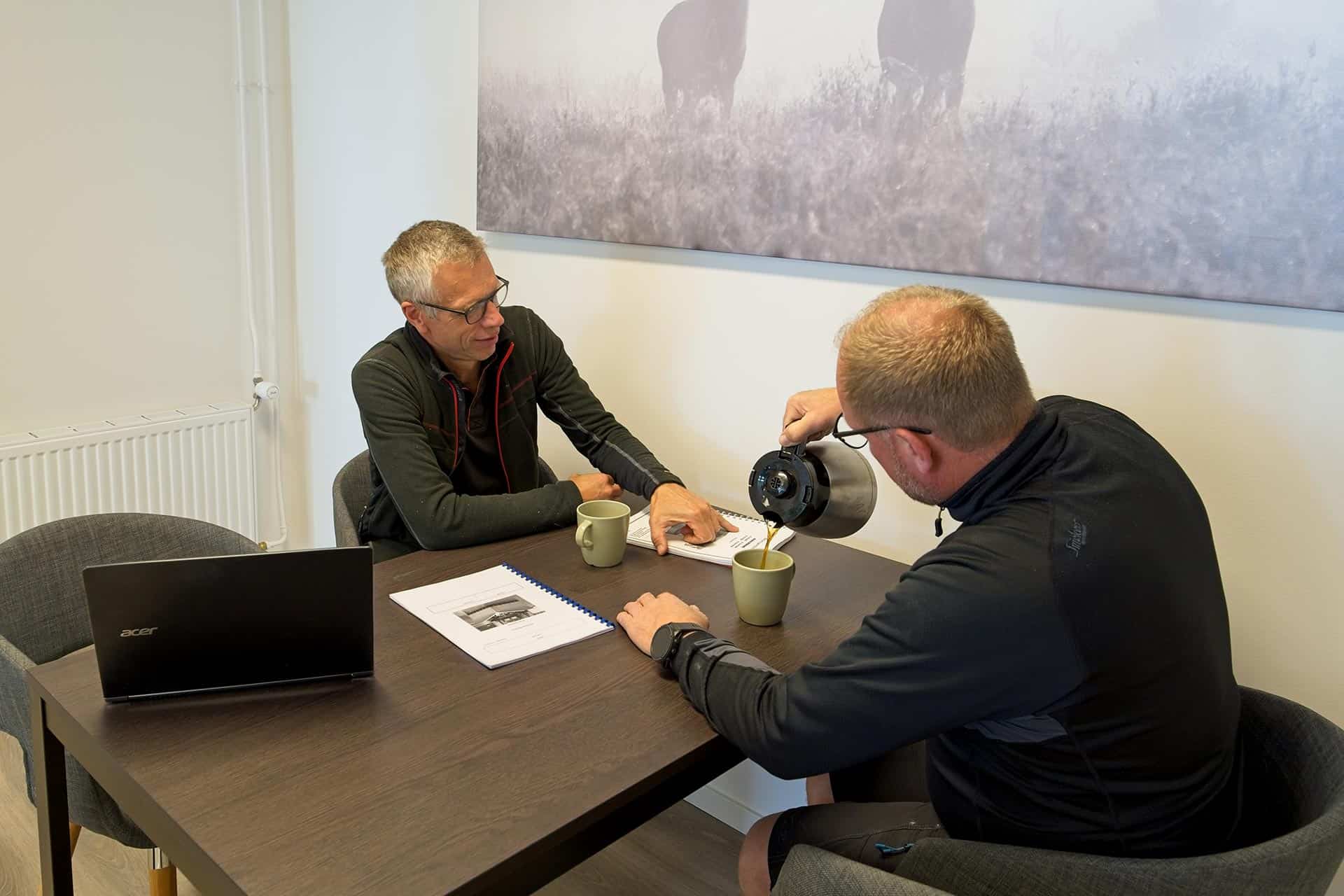 Medarbejdere drikker kaffe i kontorlokaler
