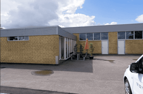 Udendørs areal foran kontorbygning i Roskilde